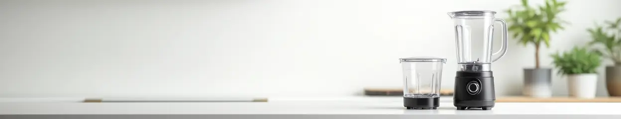 Een moderne zwarte blender op een minimalistisch aanrecht.